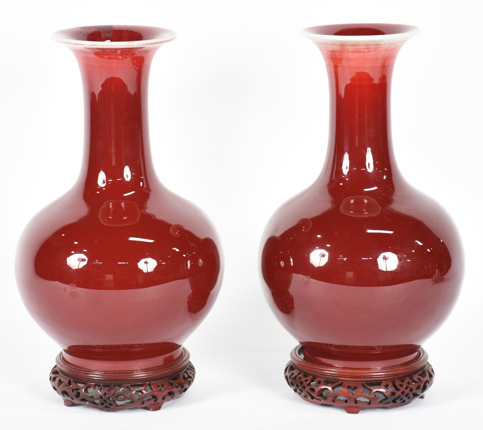 Par de vasos de porcelana sangue de boi com bases de madeira. Altura... - foto 1 de 5