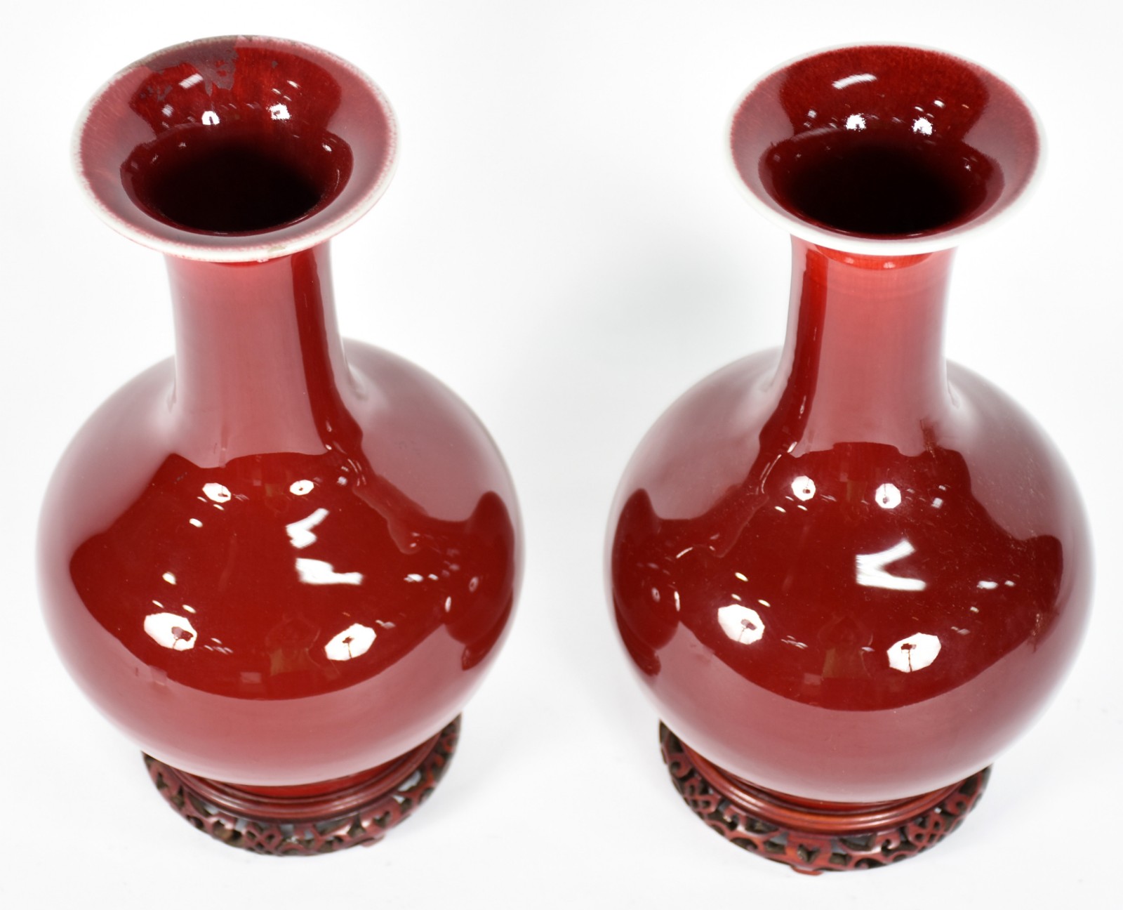 Par de vasos de porcelana sangue de boi com bases de madeira. Altura... - foto 2 de 5