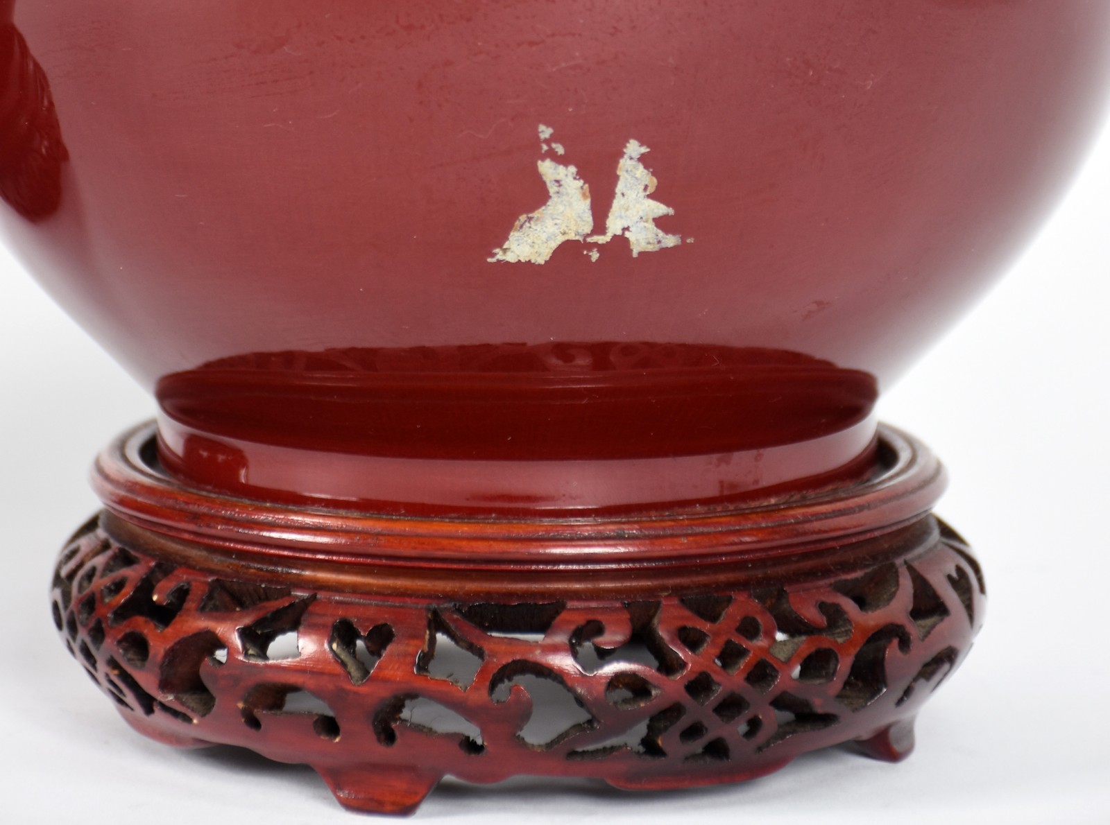 Par de vasos de porcelana sangue de boi com bases de madeira. Altura... - foto 3 de 5