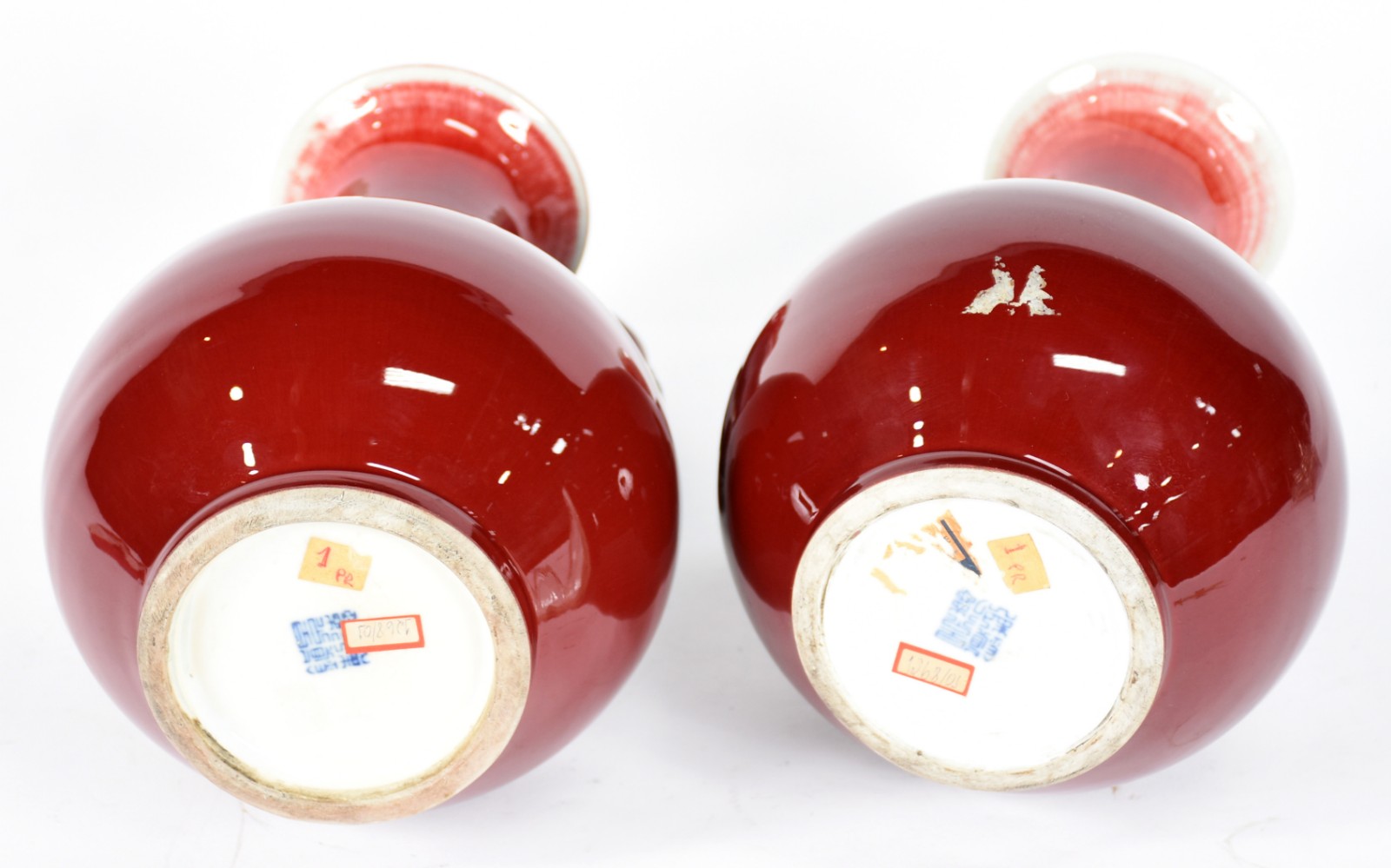 Par de vasos de porcelana sangue de boi com bases de madeira. Altura... - foto 4 de 5