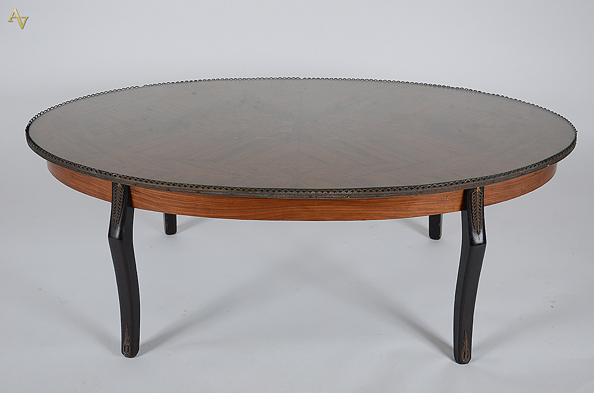 Mesa de centro de madeira clara feitio oval, galeria de metal... - foto 1 de 2