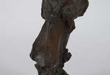 Estatueta de bronze assinada medindo 34 cm de a... - Estatueta de bronze assinada medindo 34 cm de altura.