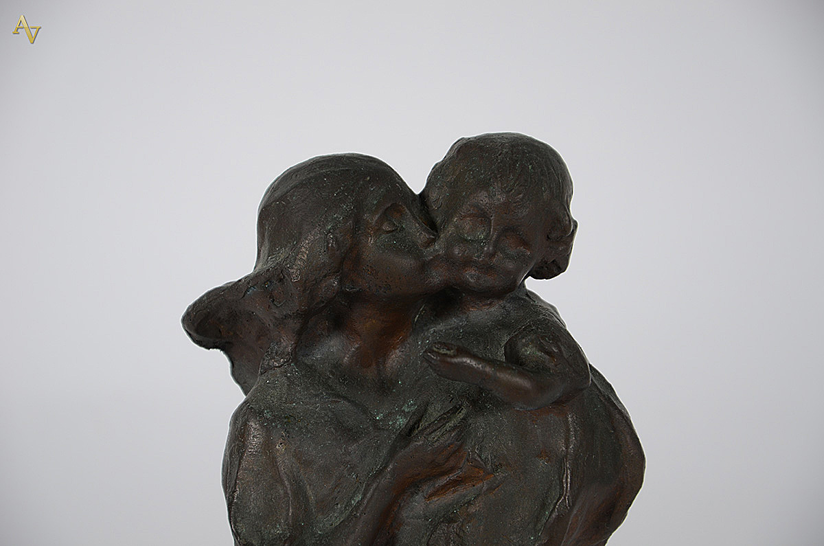 Estatueta de bronze assinada medindo 34 cm de altura. - foto 3 de 4
