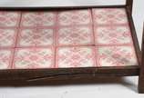 Mesa de jacarandá com tres platôs forrados com ... - Mesa de jacarandá com tres platôs forrados com azulejos florais em tons de laranja, anos 60.