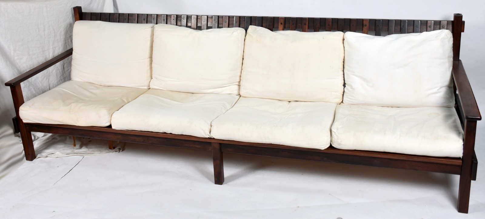 Conjunto de sofá e par de poltronas de jacarandá, encostos com réguas... - foto 2 de 9