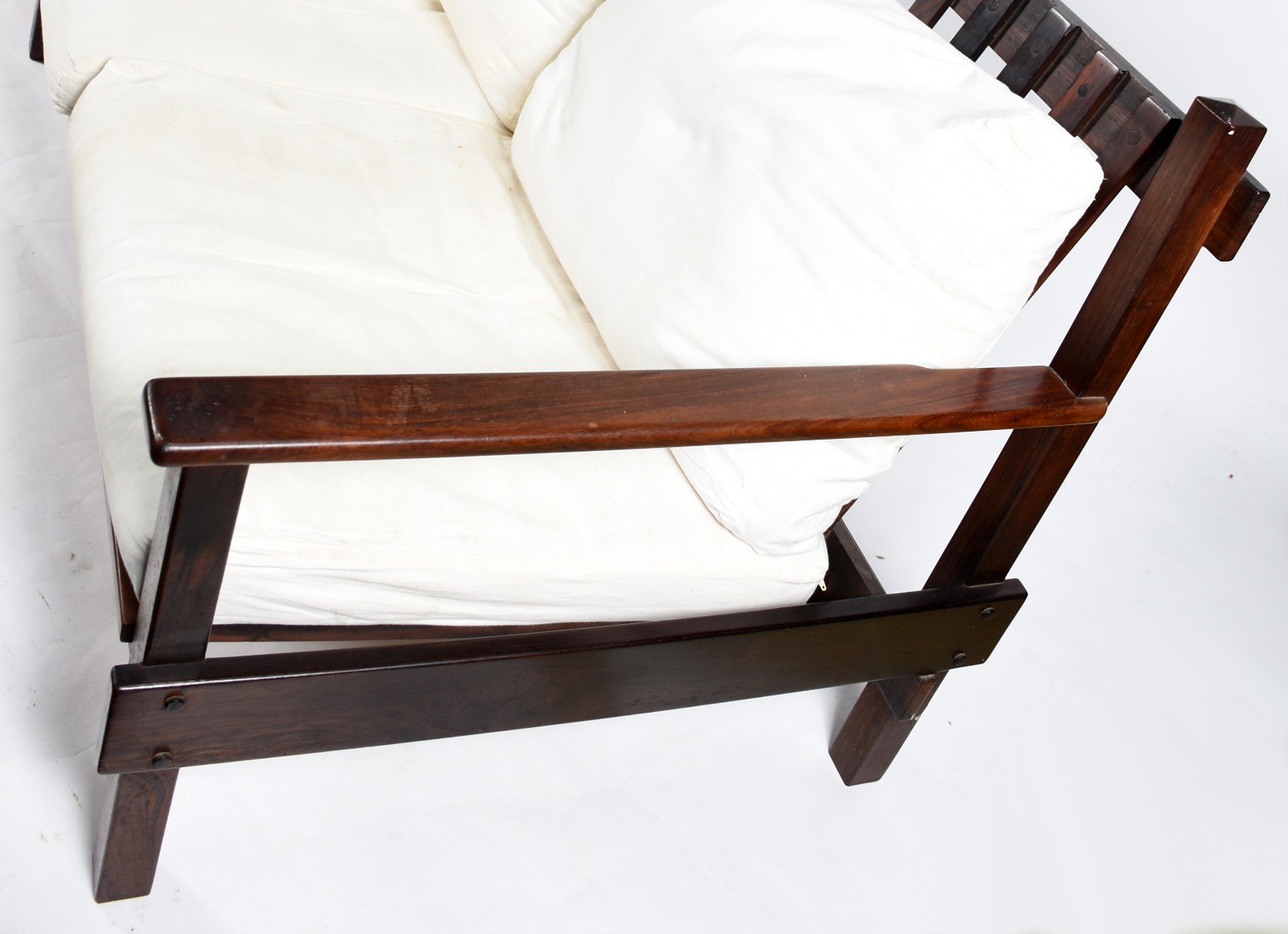 Conjunto de sofá e par de poltronas de jacarandá, encostos com réguas... - foto 3 de 9