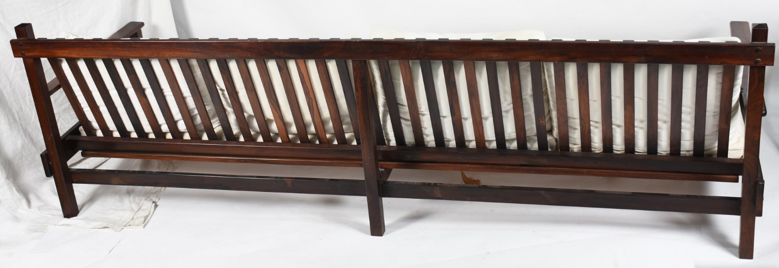 Conjunto de sofá e par de poltronas de jacarandá, encostos com réguas... - foto 4 de 9