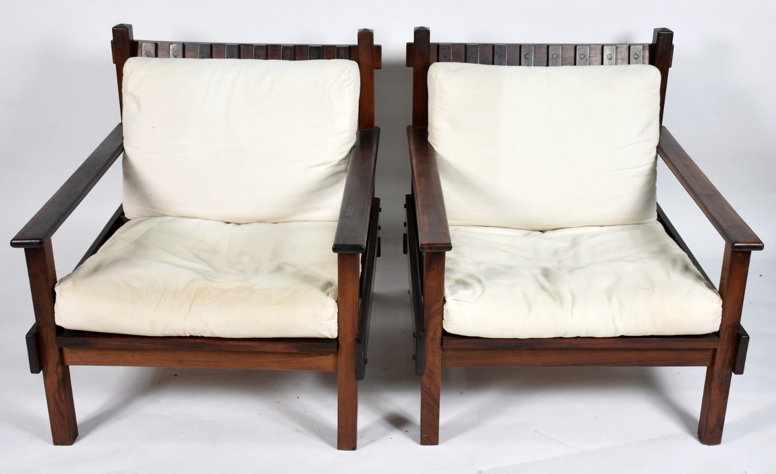 Conjunto de sofá e par de poltronas de jacarandá, encostos com réguas... - foto 7 de 9