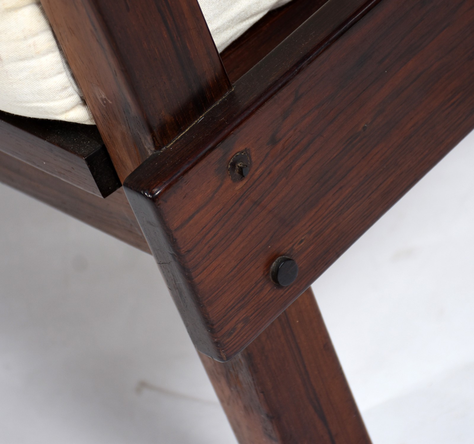 Conjunto de sofá e par de poltronas de jacarandá, encostos com réguas... - foto 8 de 9