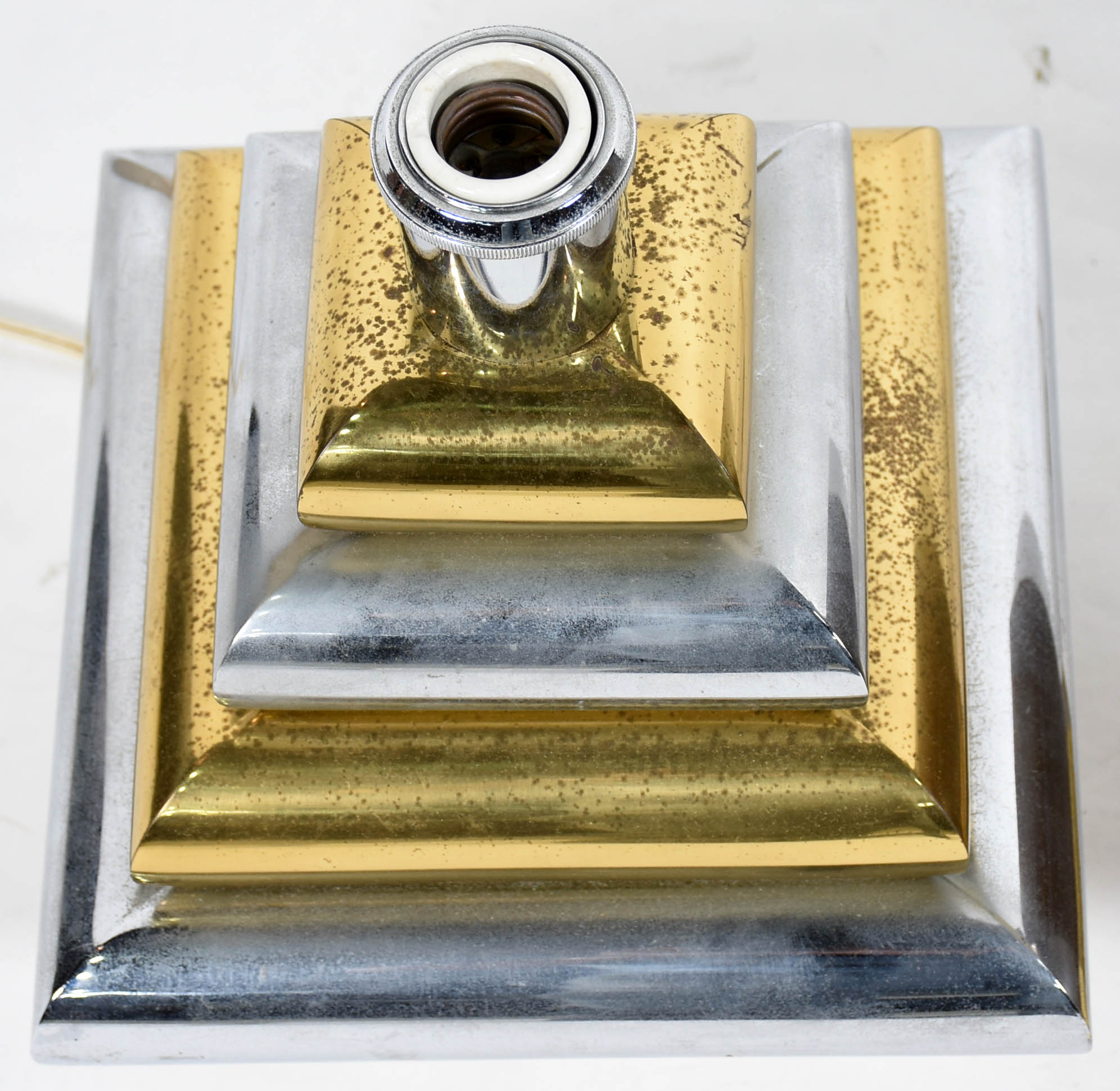 Par de abatjoures em metal dourado feitio oitavado e abatjour dourado... - foto 1 de 3