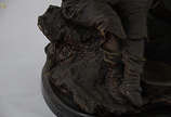 Grupo escultórico de bronze representando Sapat... - Grupo escultórico de bronze representando Sapateiro, assinado. Base med. 22 x 13 - Altura 20 cm.