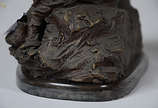 Grupo escultórico de bronze representando Sapat... - Grupo escultórico de bronze representando Sapateiro, assinado. Base med. 22 x 13 - Altura 20 cm.