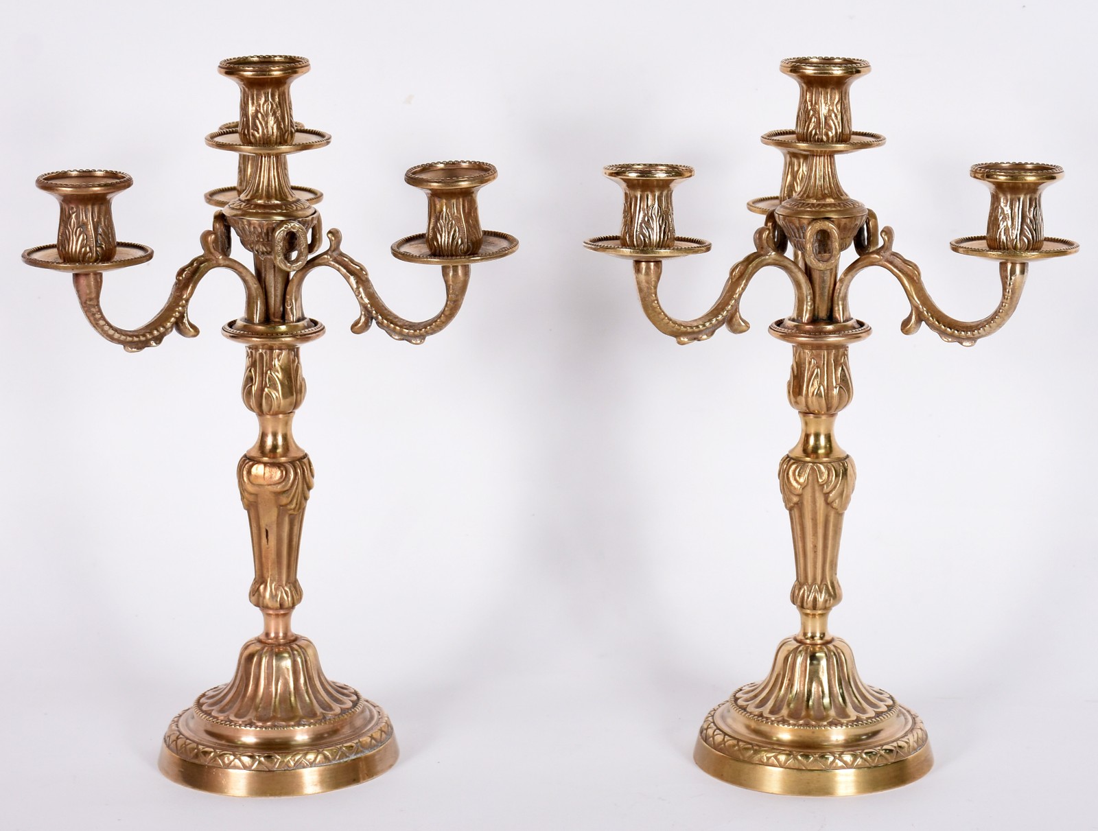 Par de candelabros para 4 velas cada de metal dourado. - foto 1 de 4