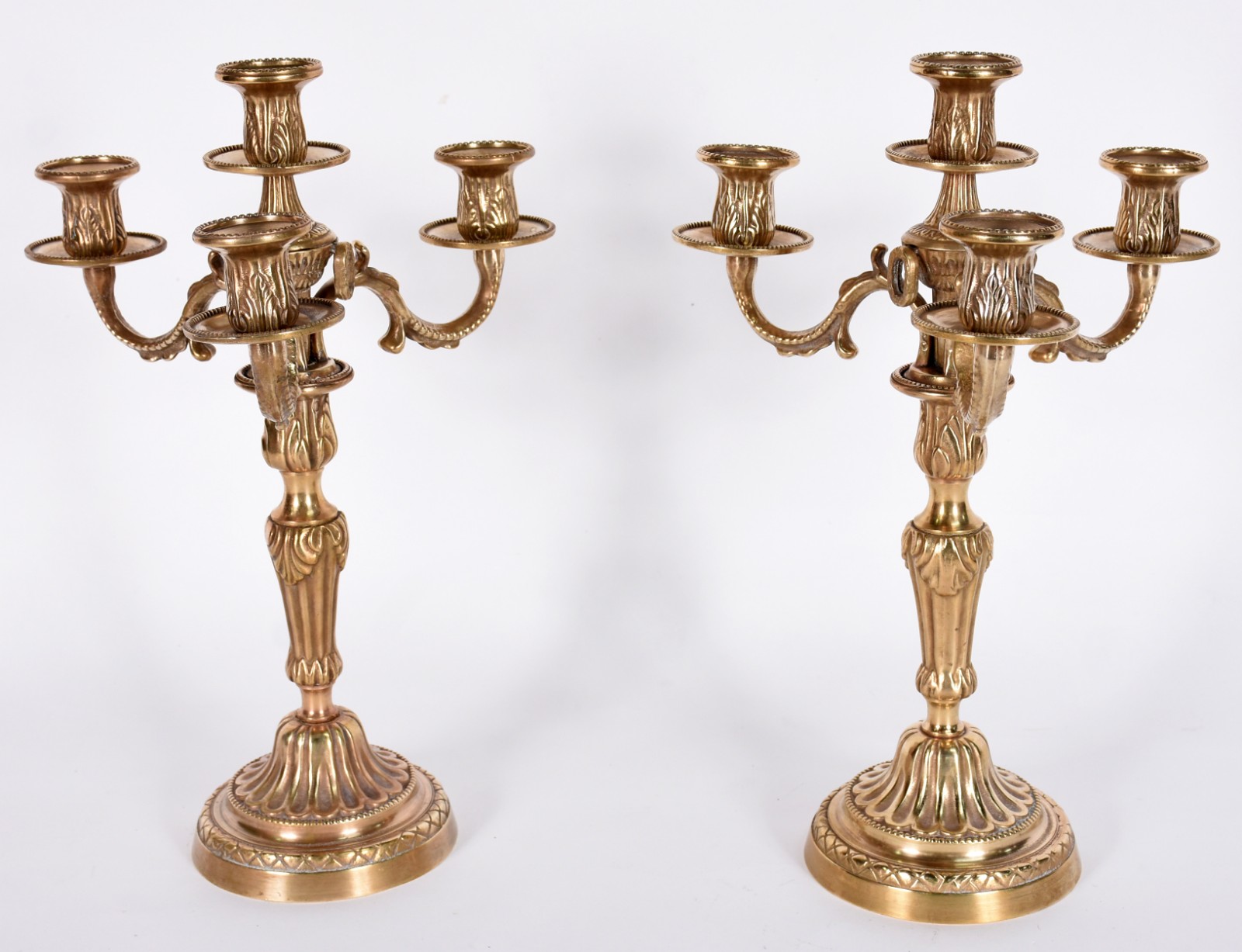 Par de candelabros para 4 velas cada de metal dourado. - foto 3 de 4