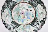 Grande medalhão de porcelana oriental. - Grande medalhão de porcelana oriental.