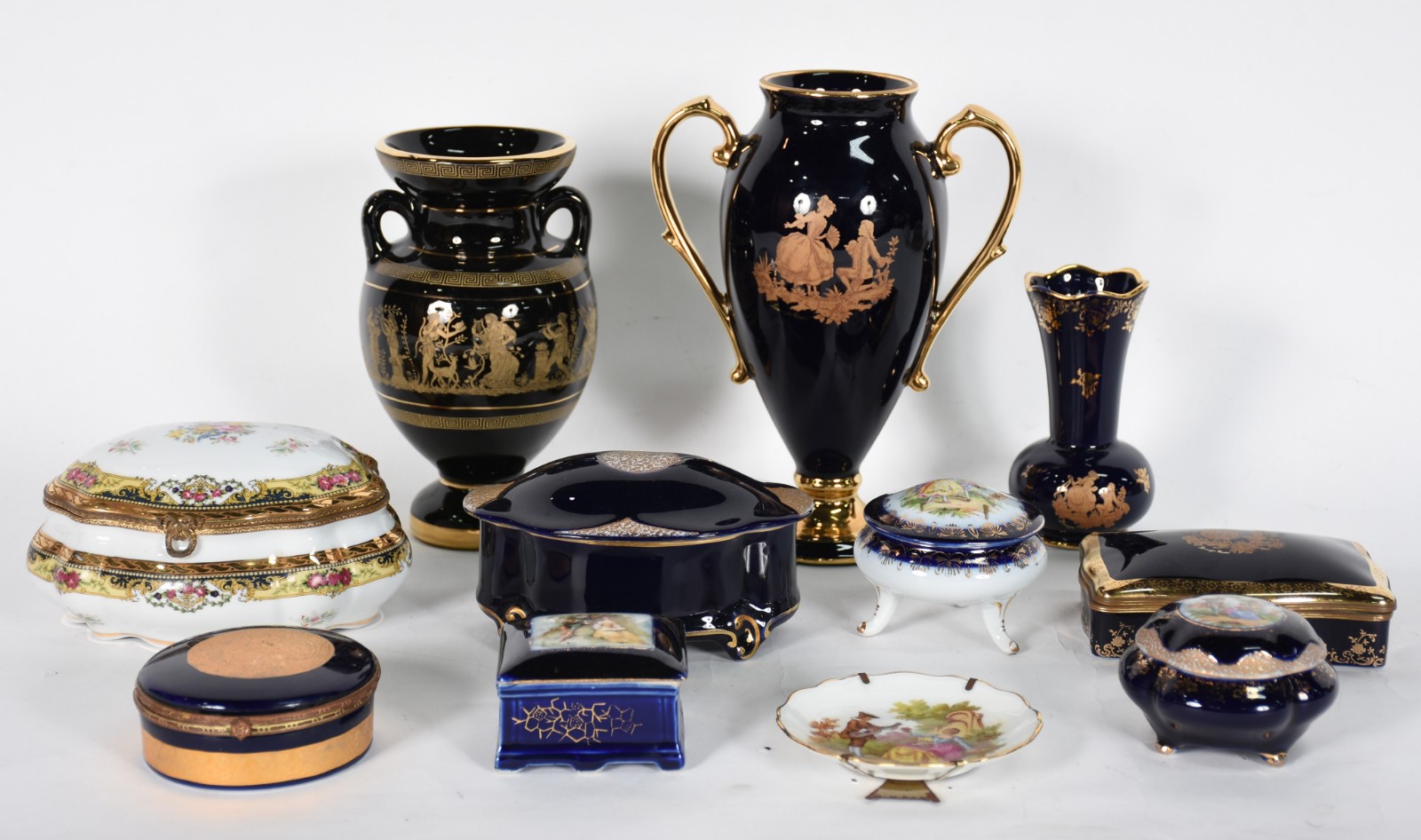 Diversas peças de porcelana LIMOGES, sendo três vasos , três... - foto 1 de 10