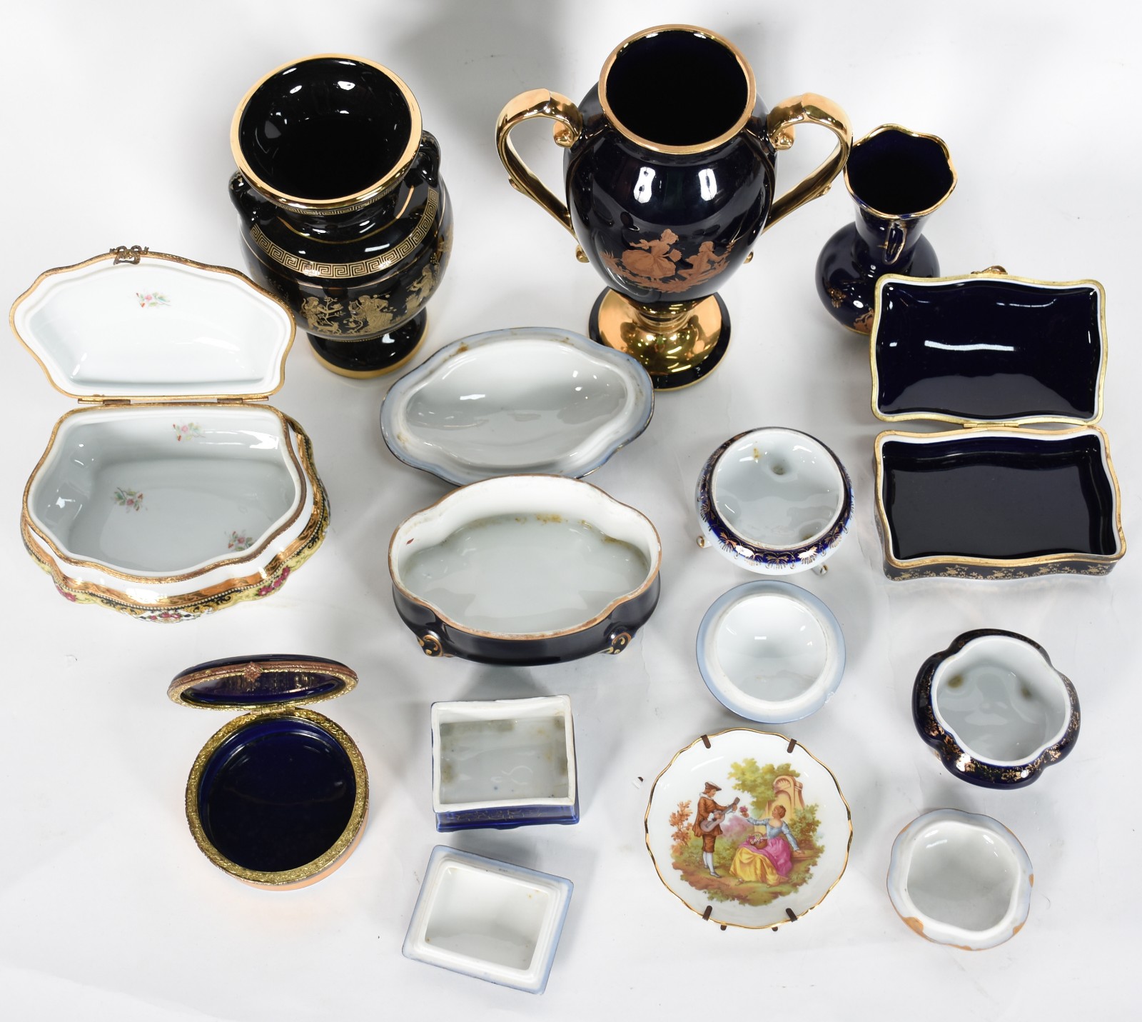 Diversas peças de porcelana LIMOGES, sendo três vasos , três... - foto 3 de 10