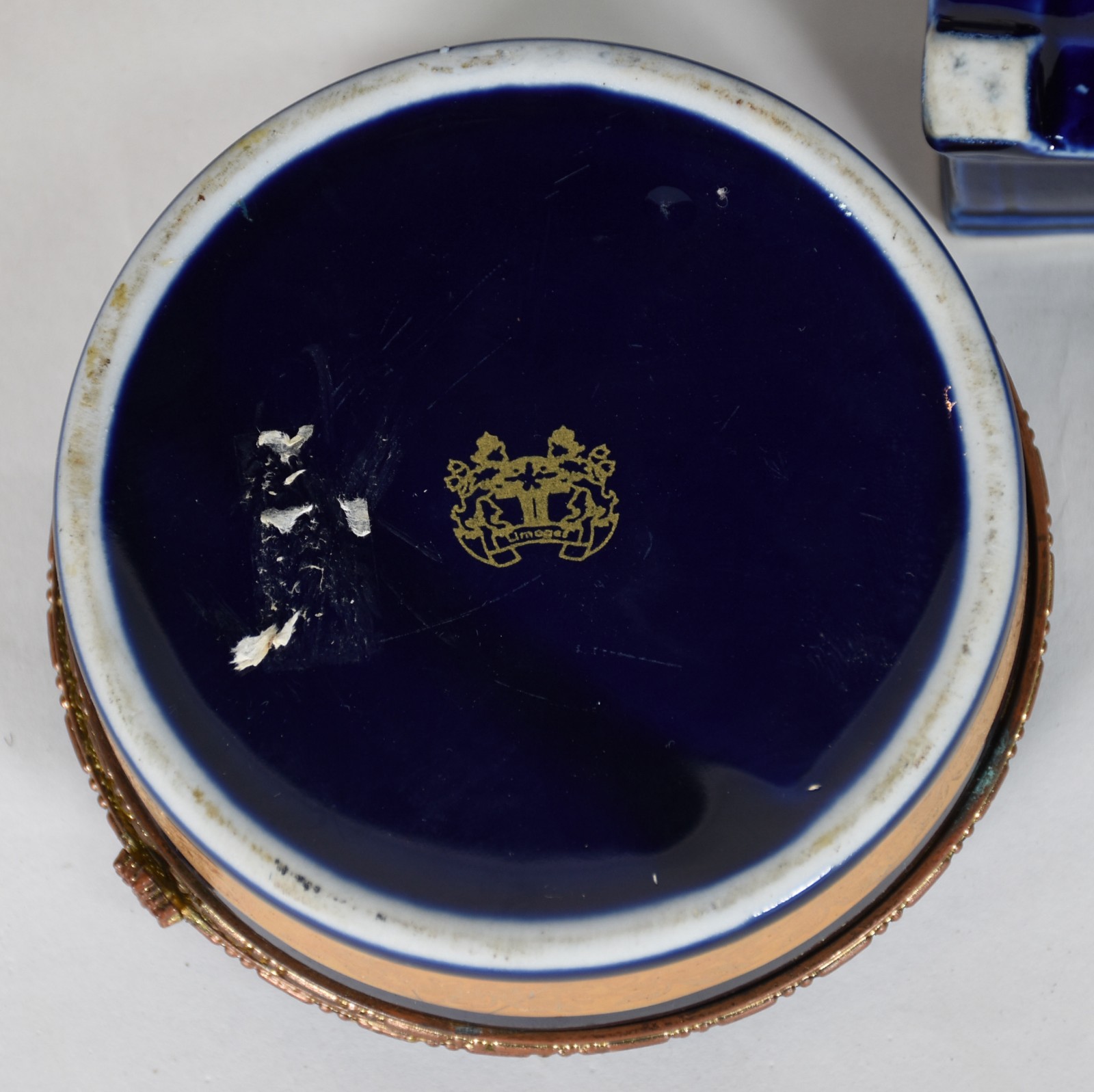 Diversas peças de porcelana LIMOGES, sendo três vasos , três... - foto 7 de 10