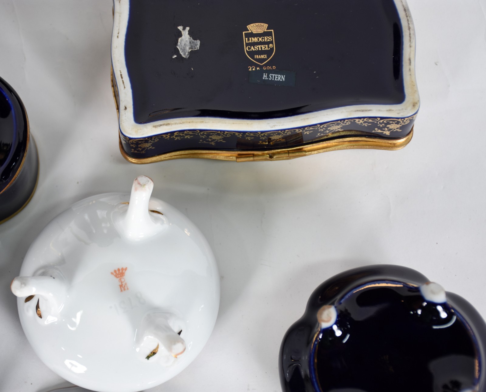 Diversas peças de porcelana LIMOGES, sendo três vasos , três... - foto 9 de 10
