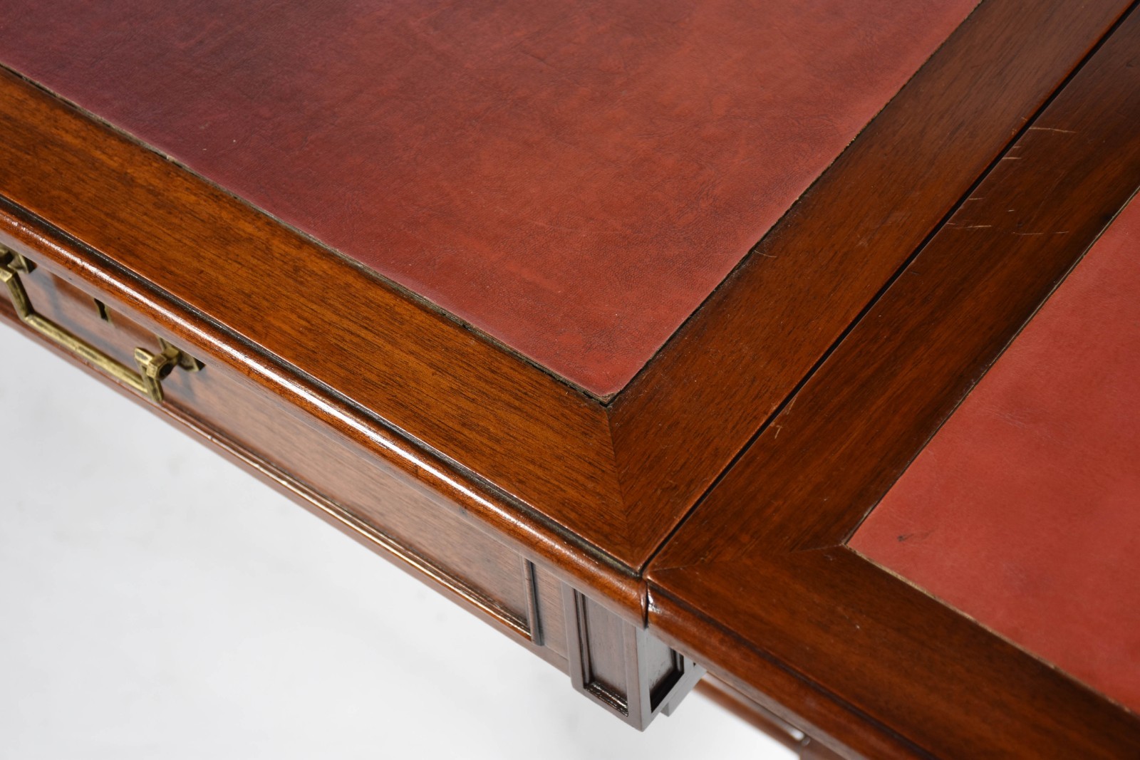 Mesa de madeira nobre estilo inglês, abas laterais, tampo forrado com... - foto 5 de 5