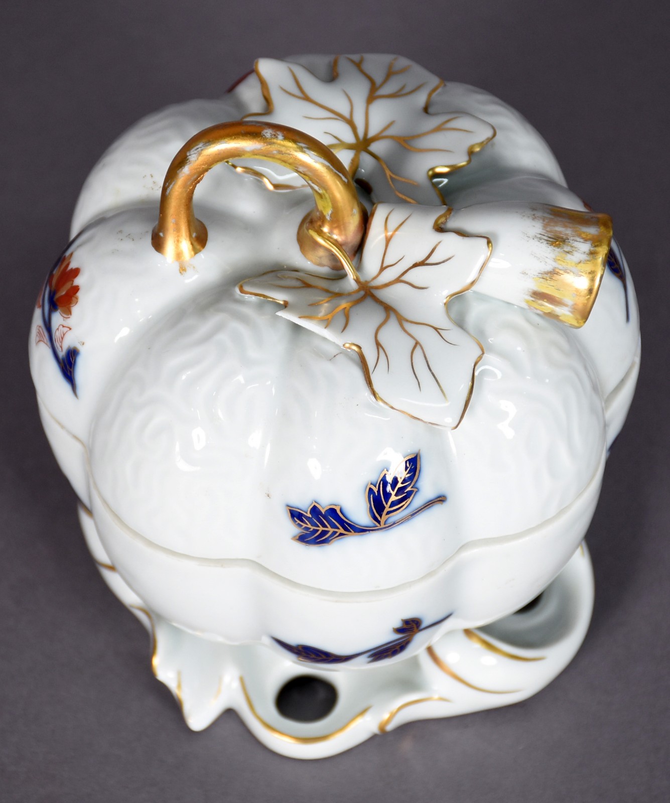 Bomboniere de porcelana Vista Alegre feitio maçã (pequeno restauro na... - foto 2 de 6