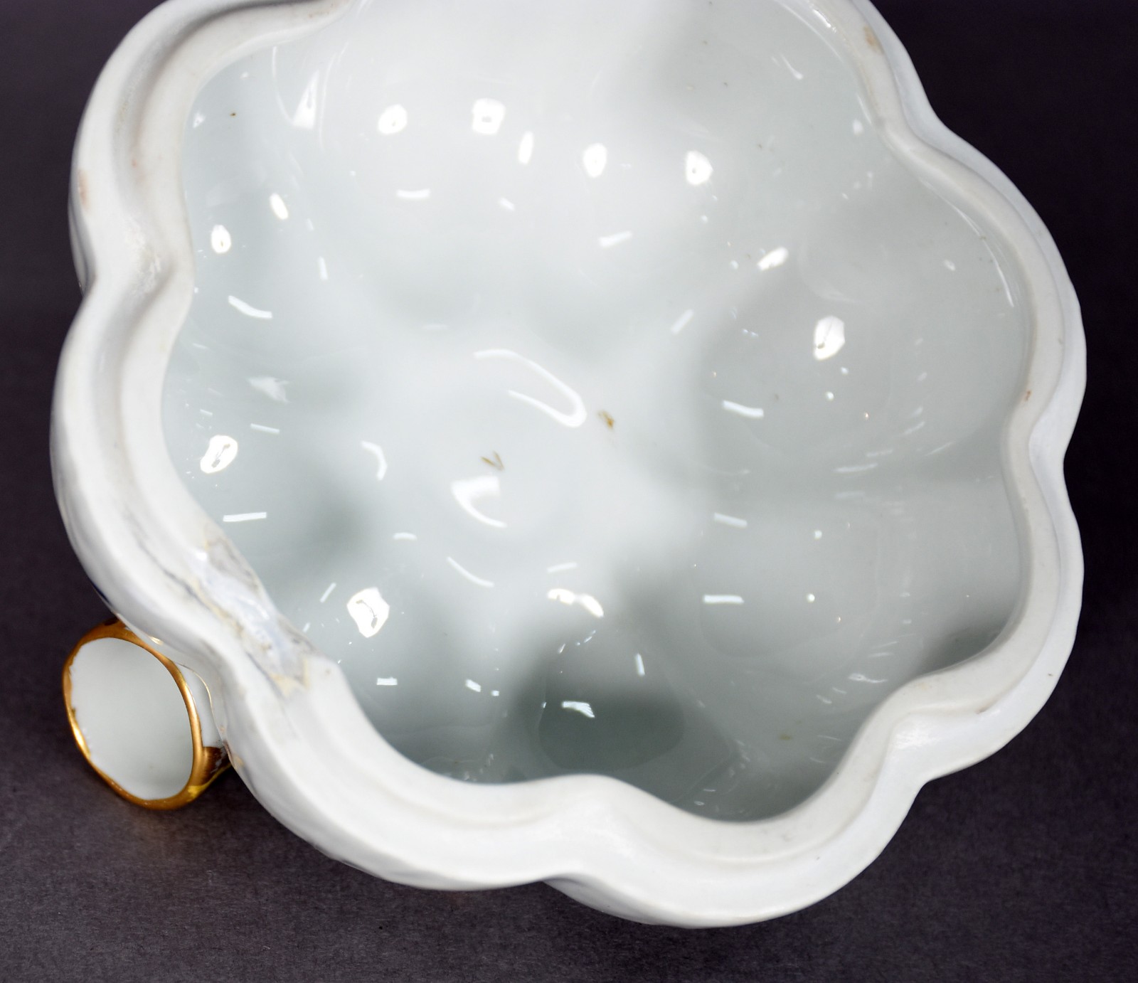 Bomboniere de porcelana Vista Alegre feitio maçã (pequeno restauro na... - foto 6 de 6