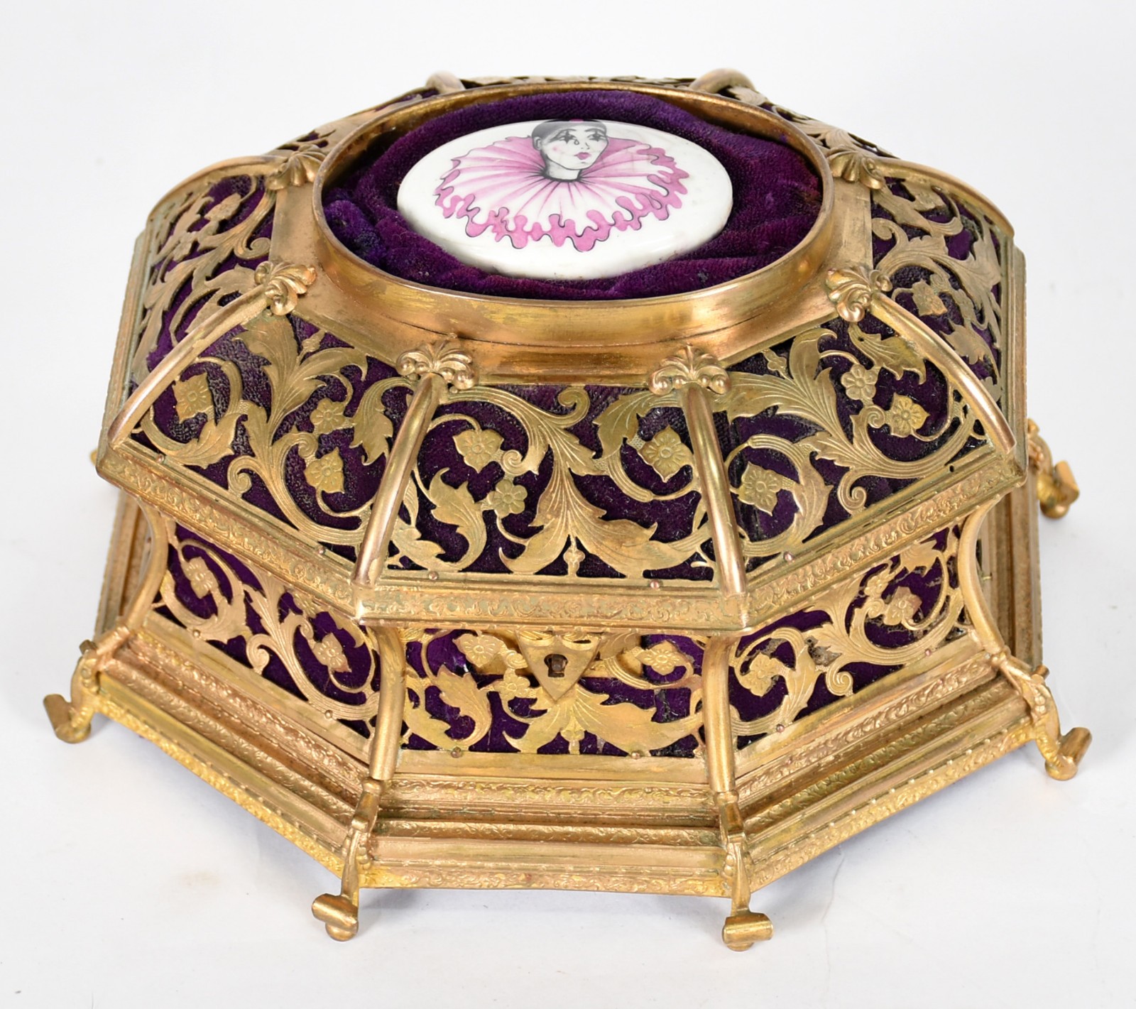 Porta joias de metal dourado ricamente trabalhado com placa de... - foto 1 de 5