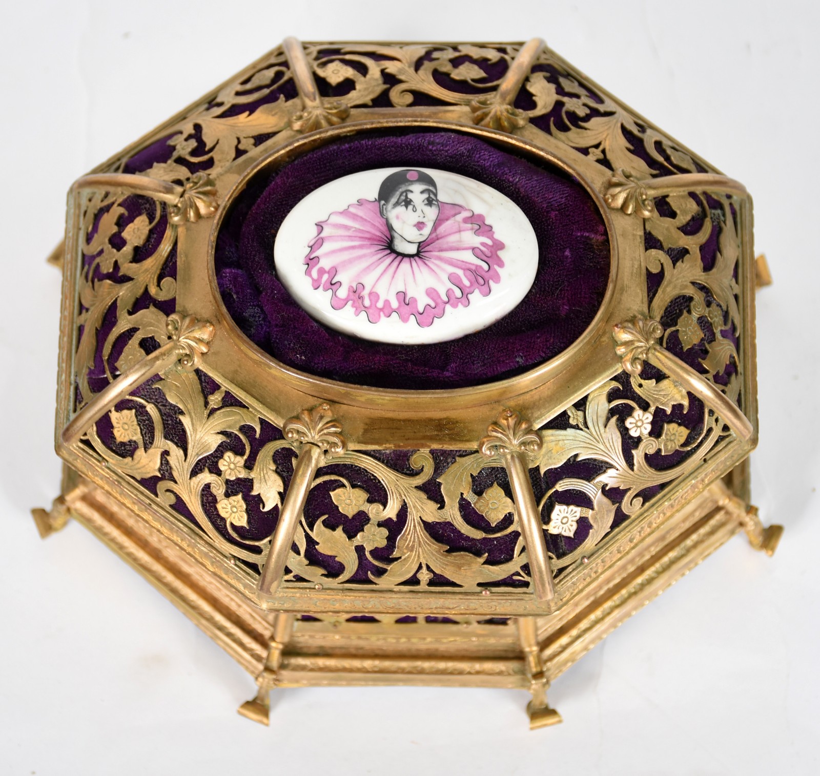 Porta joias de metal dourado ricamente trabalhado com placa de... - foto 2 de 5