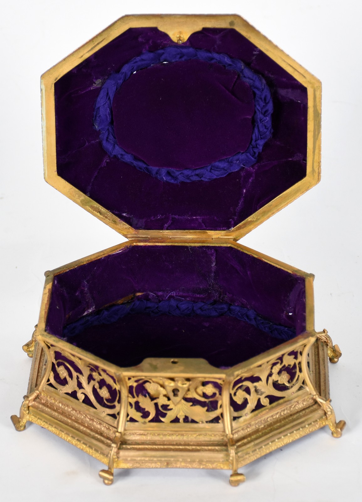 Porta joias de metal dourado ricamente trabalhado com placa de... - foto 4 de 5