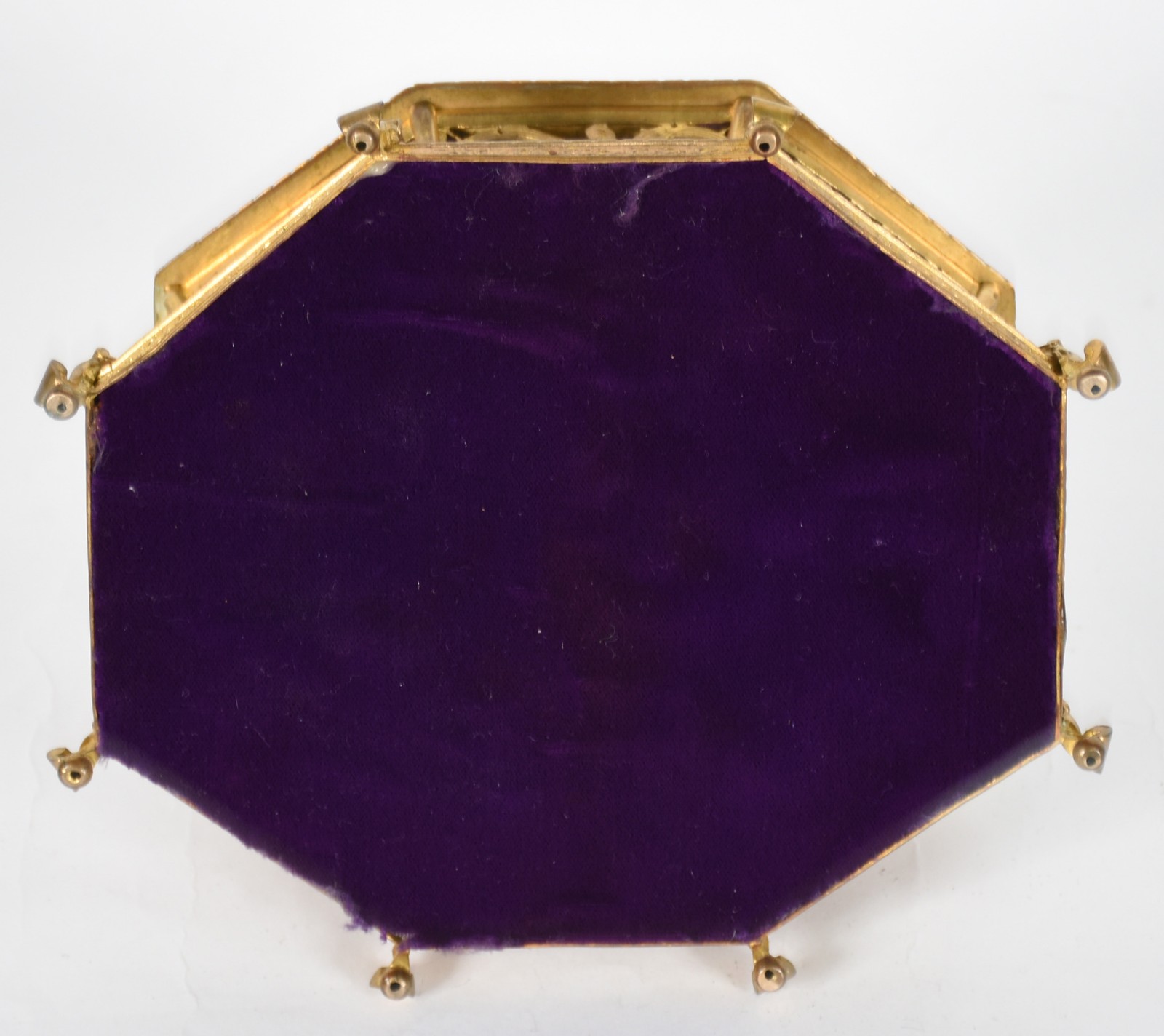Porta joias de metal dourado ricamente trabalhado com placa de... - foto 5 de 5