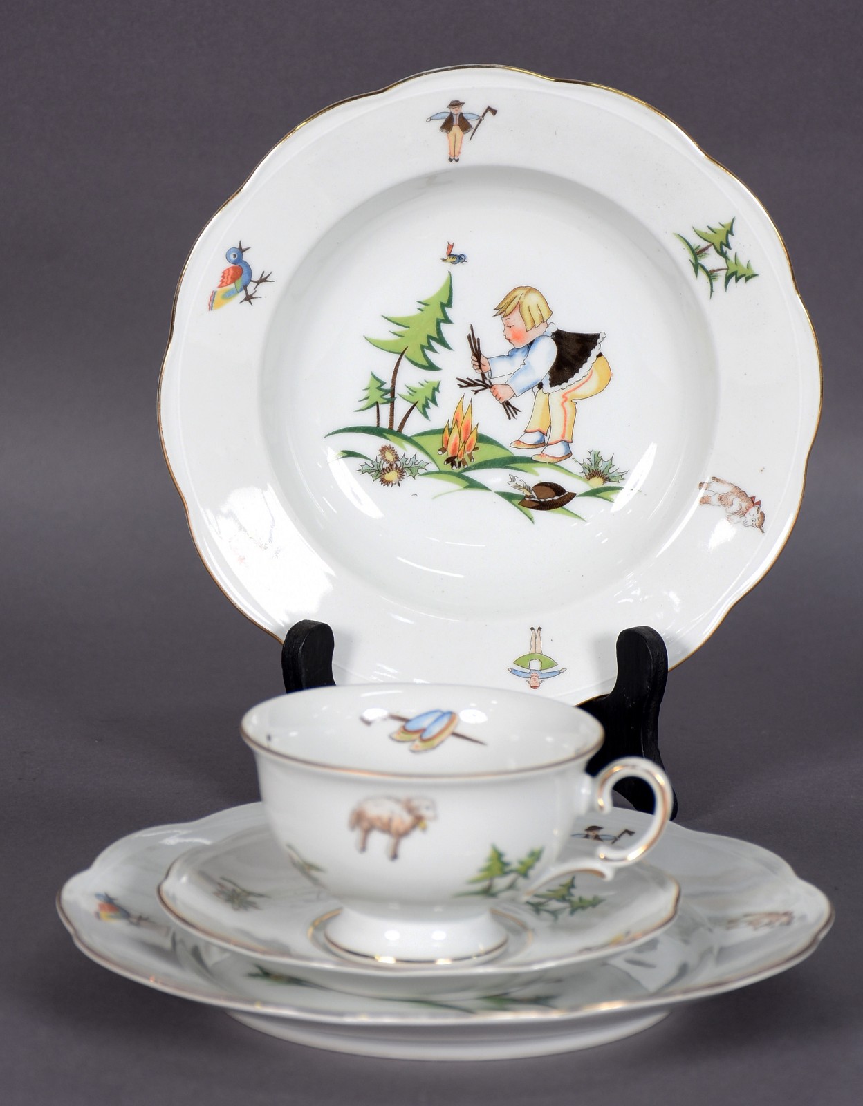 Conjunto de porcelana infantil KPM composto de xícara com pires... - foto 1 de 3