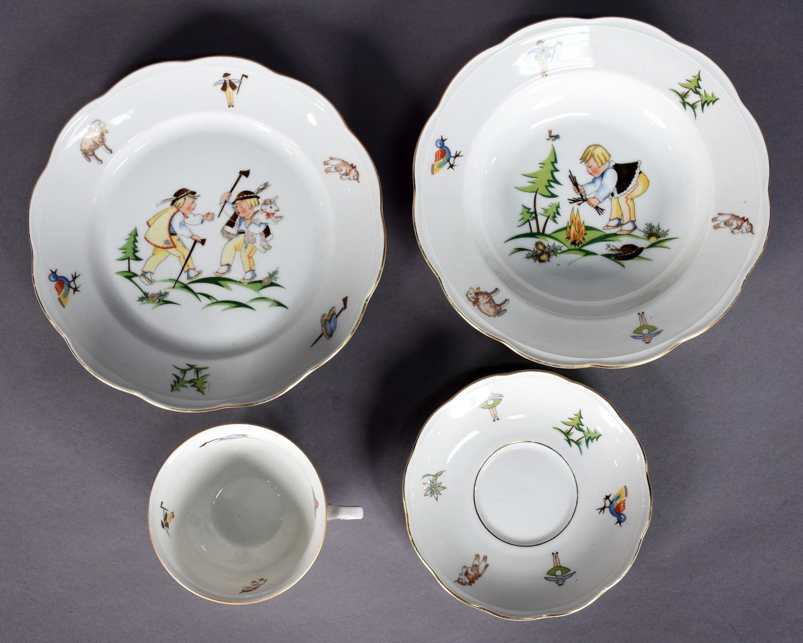 Conjunto de porcelana infantil KPM composto de xícara com pires... - foto 2 de 3