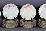 Aparelho de chá, café e jantar de porcelana KPM... - Aparelho de chá, café e jantar de porcelana KPM composto por 24 pratos rasos, 11 fundos, 12 de sobremesa, 9 pratos para pão, sopeira, legumeira ...