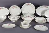 Aparelho de chá, café e jantar de porcelana KPM... - Aparelho de chá, café e jantar de porcelana KPM composto por 24 pratos rasos, 11 fundos, 12 de sobremesa, 9 pratos para pão, sopeira, legumeira ...