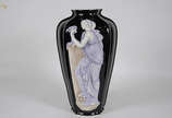 Vaso italiano Art Deco de porcelana preta com f... - Vaso italiano Art Deco de porcelana preta com figura feminina em relevo. Altura 67 cm.