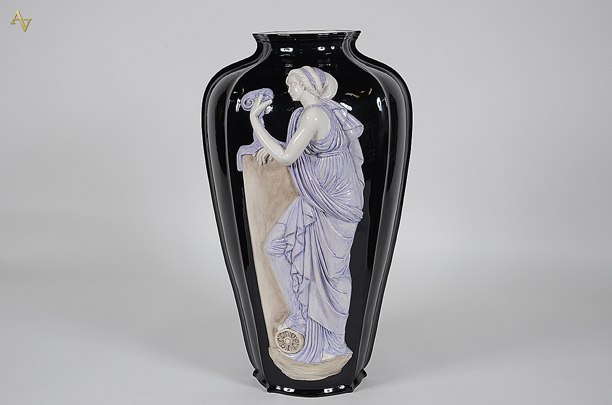 Vaso italiano Art Deco de porcelana preta com figura feminina em... - foto 1 de 2