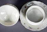 Aparelho de chá, café e jantar de porcelana KPM... - Aparelho de chá, café e jantar de porcelana KPM composto por 24 pratos rasos, 11 fundos, 12 de sobremesa, 9 pratos para pão, sopeira, legumeira ...
