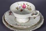 Aparelho de chá, café e jantar de porcelana KPM... - Aparelho de chá, café e jantar de porcelana KPM composto por 24 pratos rasos, 11 fundos, 12 de sobremesa, 9 pratos para pão, sopeira, legumeira ...