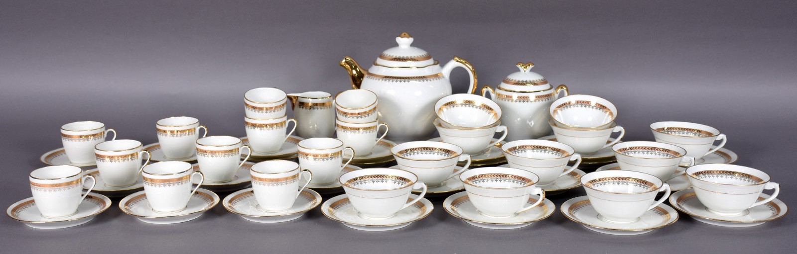 Aparelho de chá e café de porcelana francesa de LIMOGES, composto por... - foto 1 de 5