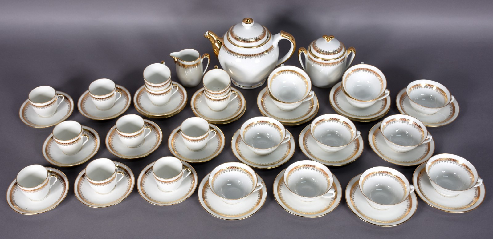 Aparelho de chá e café de porcelana francesa de LIMOGES, composto por... - foto 2 de 5