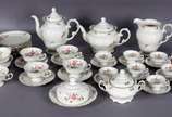 Aparelho de chá, café e jantar de porcelana KPM... - Aparelho de chá, café e jantar de porcelana KPM composto por 24 pratos rasos, 11 fundos, 12 de sobremesa, 9 pratos para pão, sopeira, legumeira ...