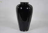 Vaso italiano Art Deco de porcelana preta com f... - Vaso italiano Art Deco de porcelana preta com figura feminina em relevo. Altura 67 cm.