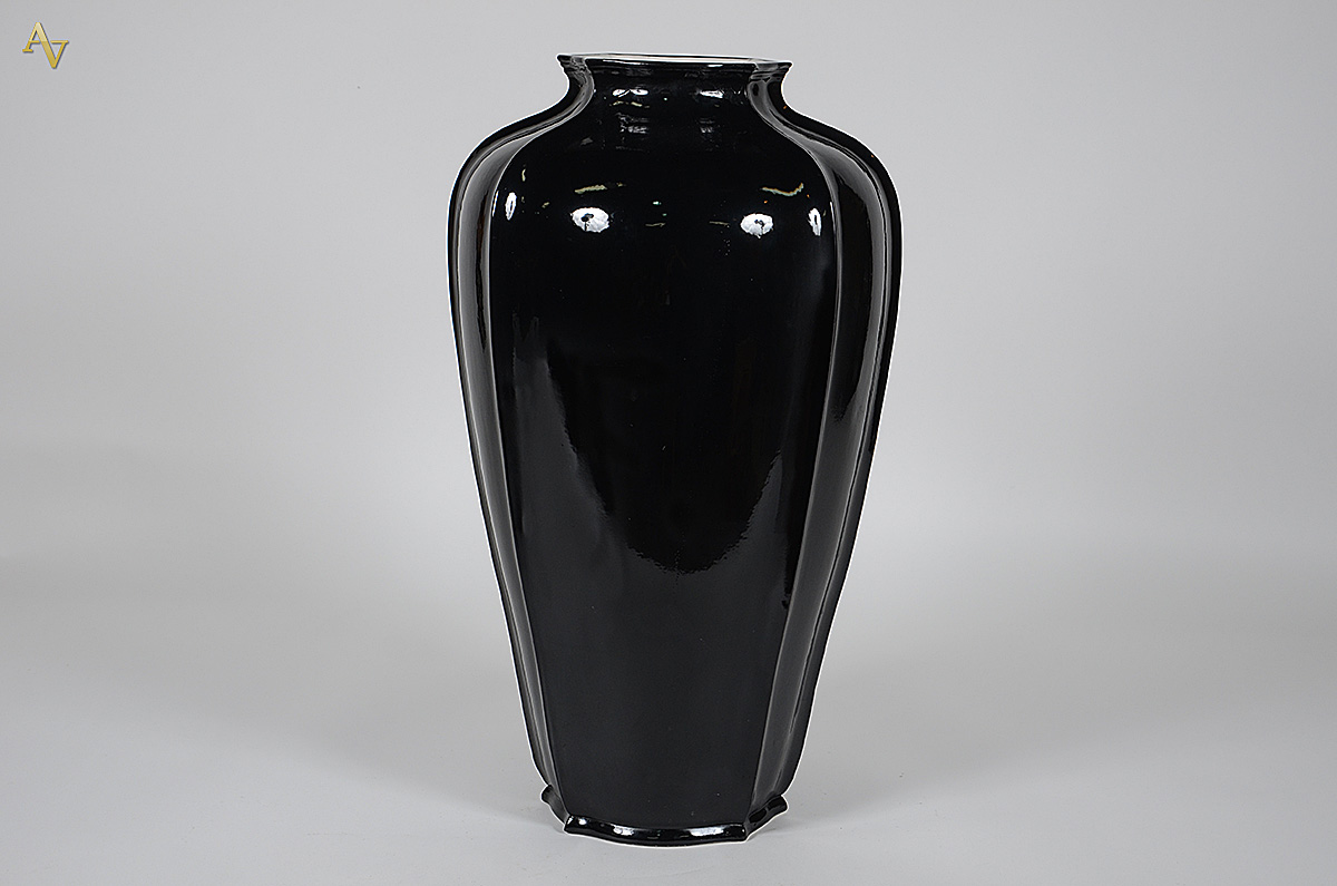Vaso italiano Art Deco de porcelana preta com figura feminina em... - foto 2 de 2