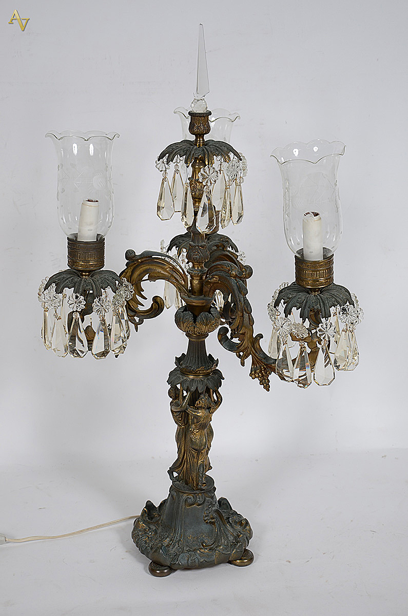 Candelabro de bronze frances para 3 velas, base decorada com figuras...
