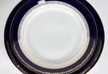 Elegante aparelho de jantar de porcelana portug... - Elegante aparelho de jantar de porcelana portuguesa Vista Alegre, ricamente decorado com tarja azul cobalto e friso dourado, composto por 35 pra...