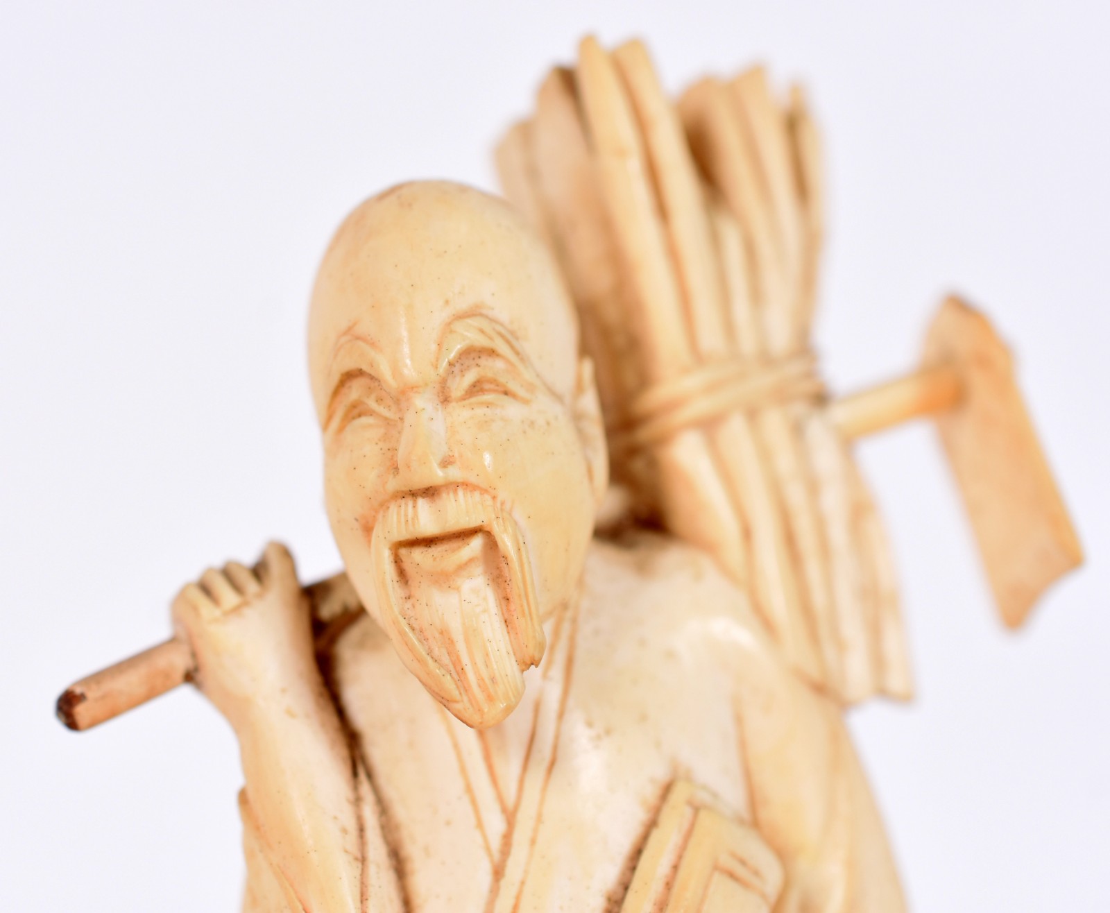 Duas estatuetas de marfim com base de madeira, sendo uma... - foto 3 de 4