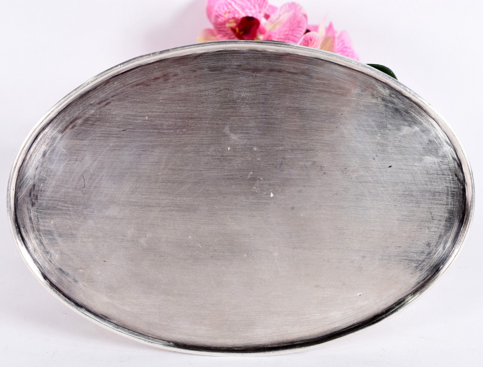 Cachepot com banho de prata com composição de orquídeas permanentes. - foto 5 de 5