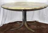 Conjunto de Mesa redonda com tampo de ônix e ba... - Conjunto de Mesa redonda com tampo de ônix e base de metal (oxidado) e quatro cadeiras de metal forradas com lona bege (Duas cadeiras faltando a...