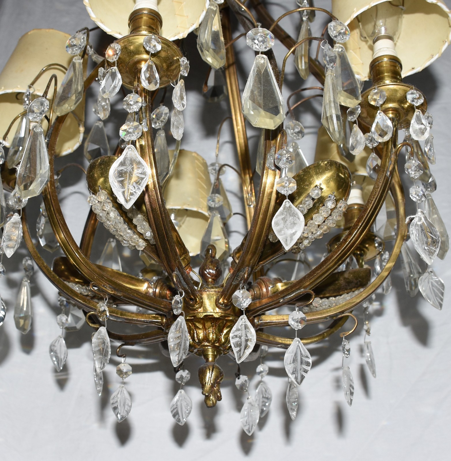 Lustre com estrutura de metal dourado e pingentes de cristal... - foto 2 de 2