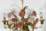 Lustre de metal patinado com flores policromada... - Lustre de metal patinado com flores policromadas, para 6 luzes, mangas de vidro.